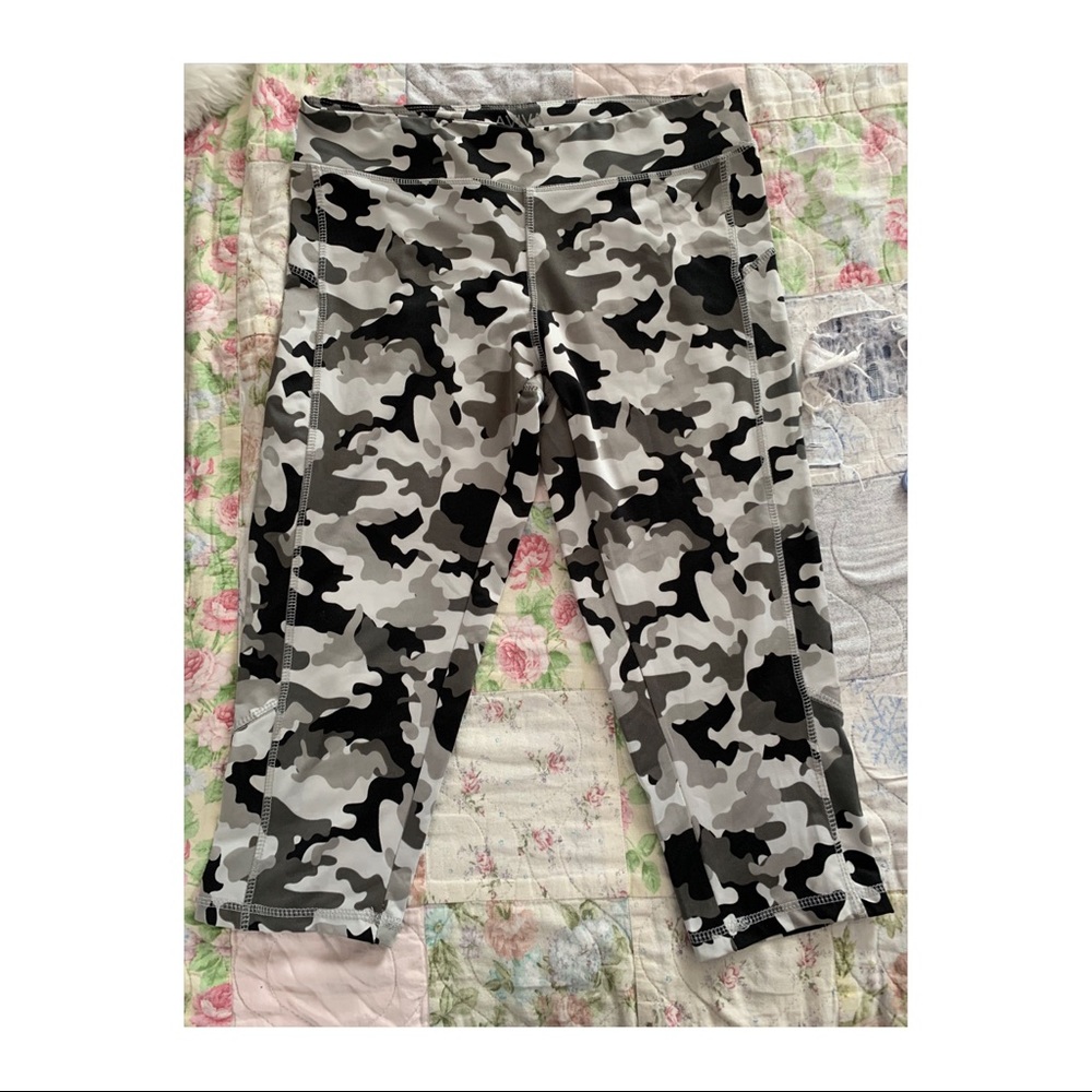 Black & white camo capri yoga leggings